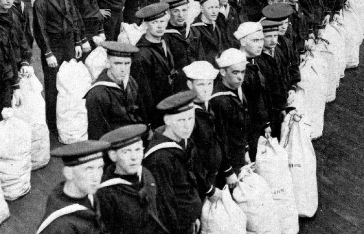 Новобранцы ВМФ США с белыми вещмешками на палубе, учебная станция в Ньюпорте, штат Род-Айленд; 1917 год