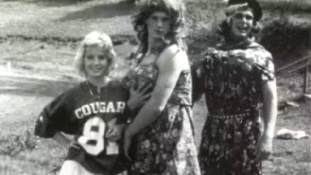 Два америчка републиканска политичара и њихове старе фотографије у женској одећи