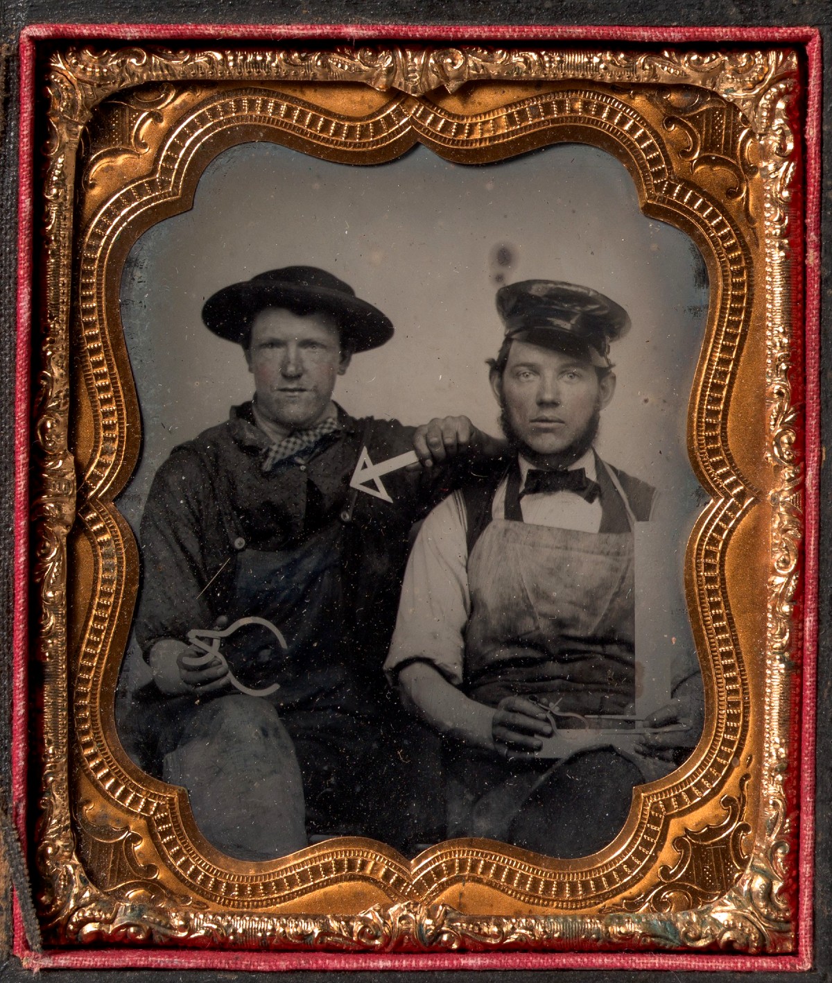 Dois homens sentados com compasso de calibre, esquadro em T e compasso; ferrotipia de autor desconhecido, décadas de 1870–1880