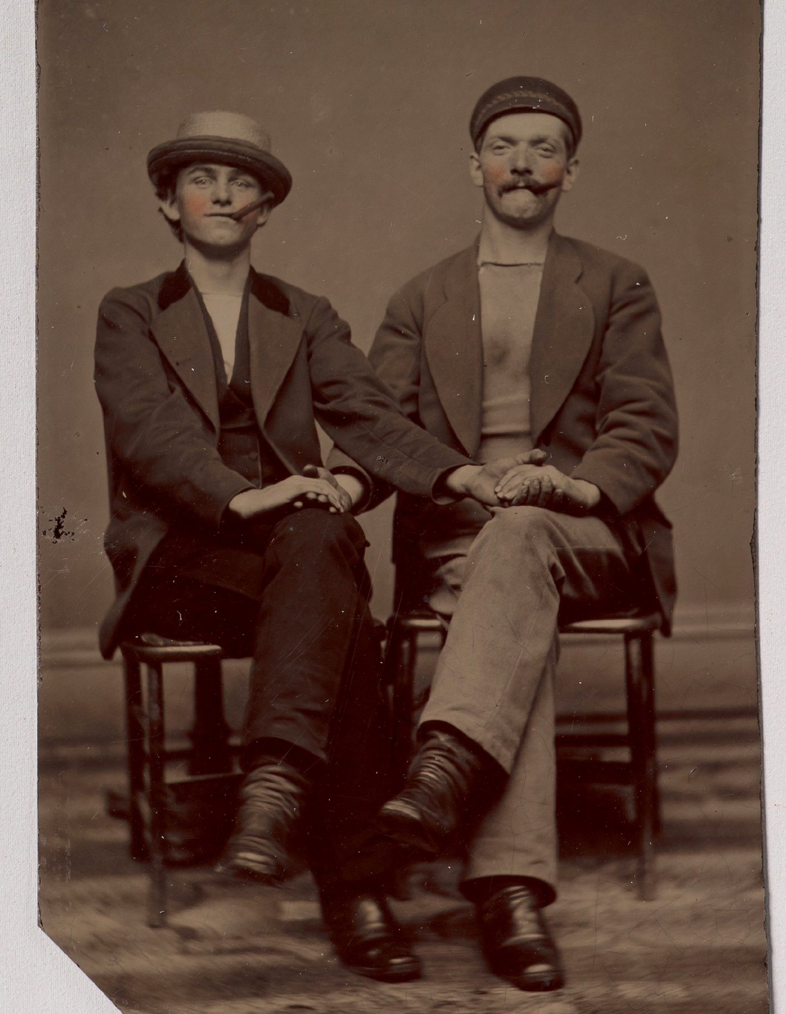 Dois jovens sentados, de mãos dadas; ferrotipia de autor desconhecido, década de 1880