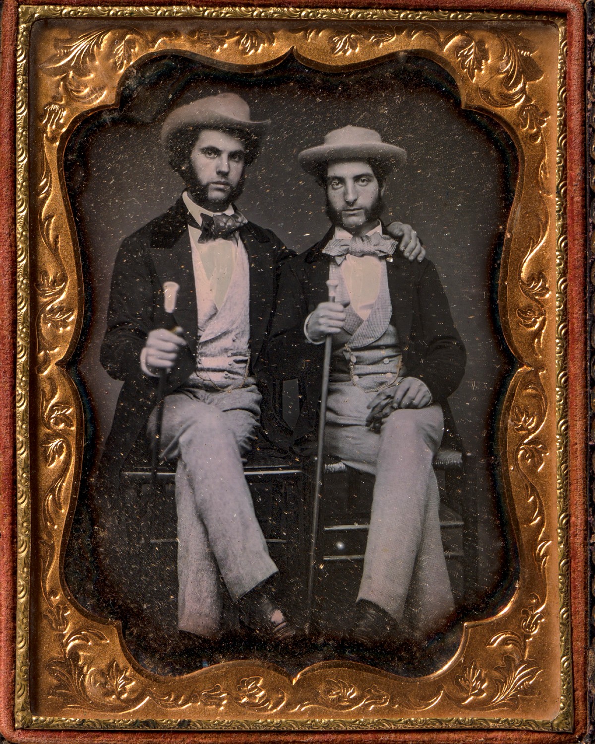Dois jovens sentados com bengalas rematadas em marfim; daguerreótipo de autor desconhecido, década de 1850