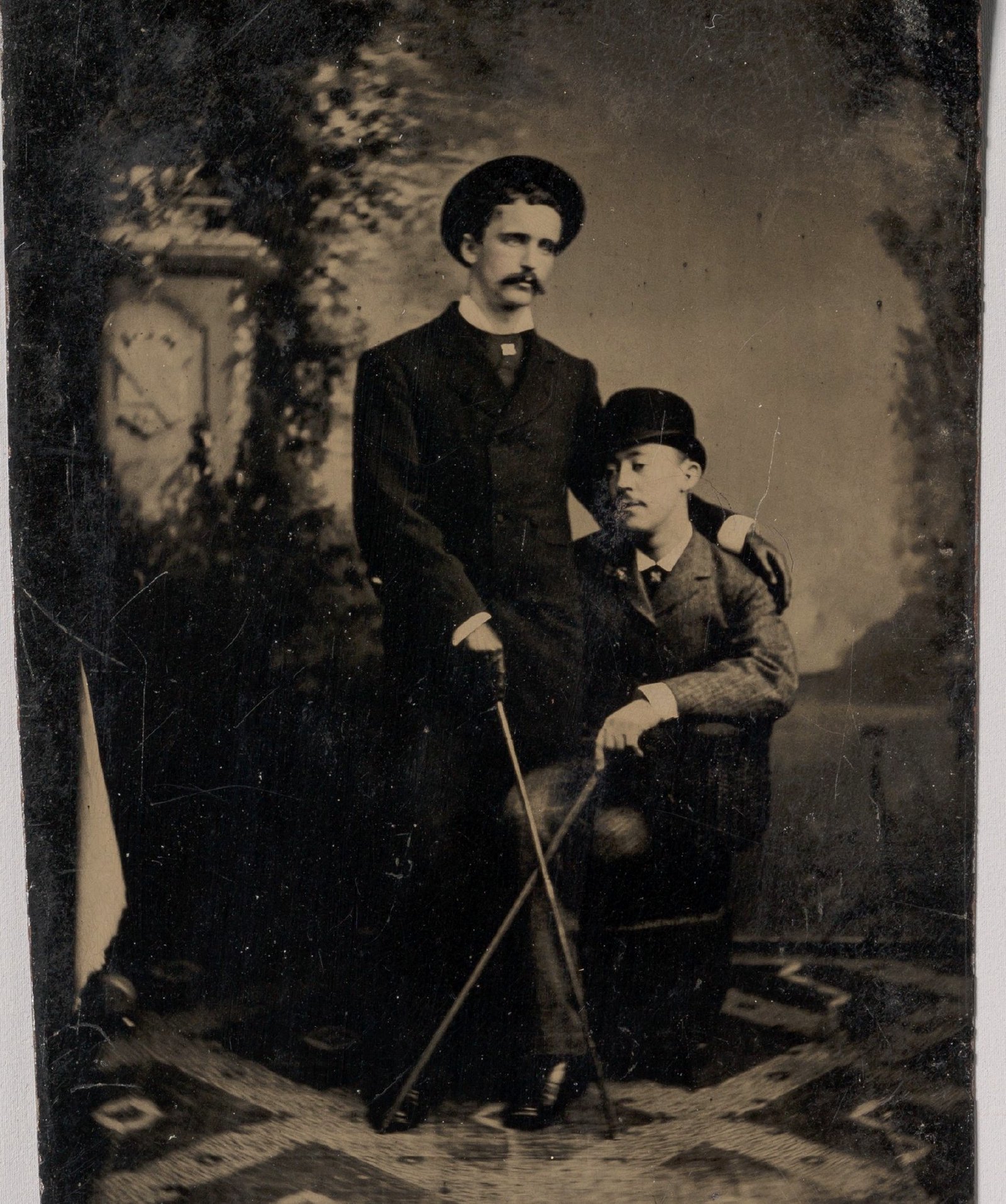 Dois jovens com bengalas cruzadas; ferrotipia de autor desconhecido, década de 1880