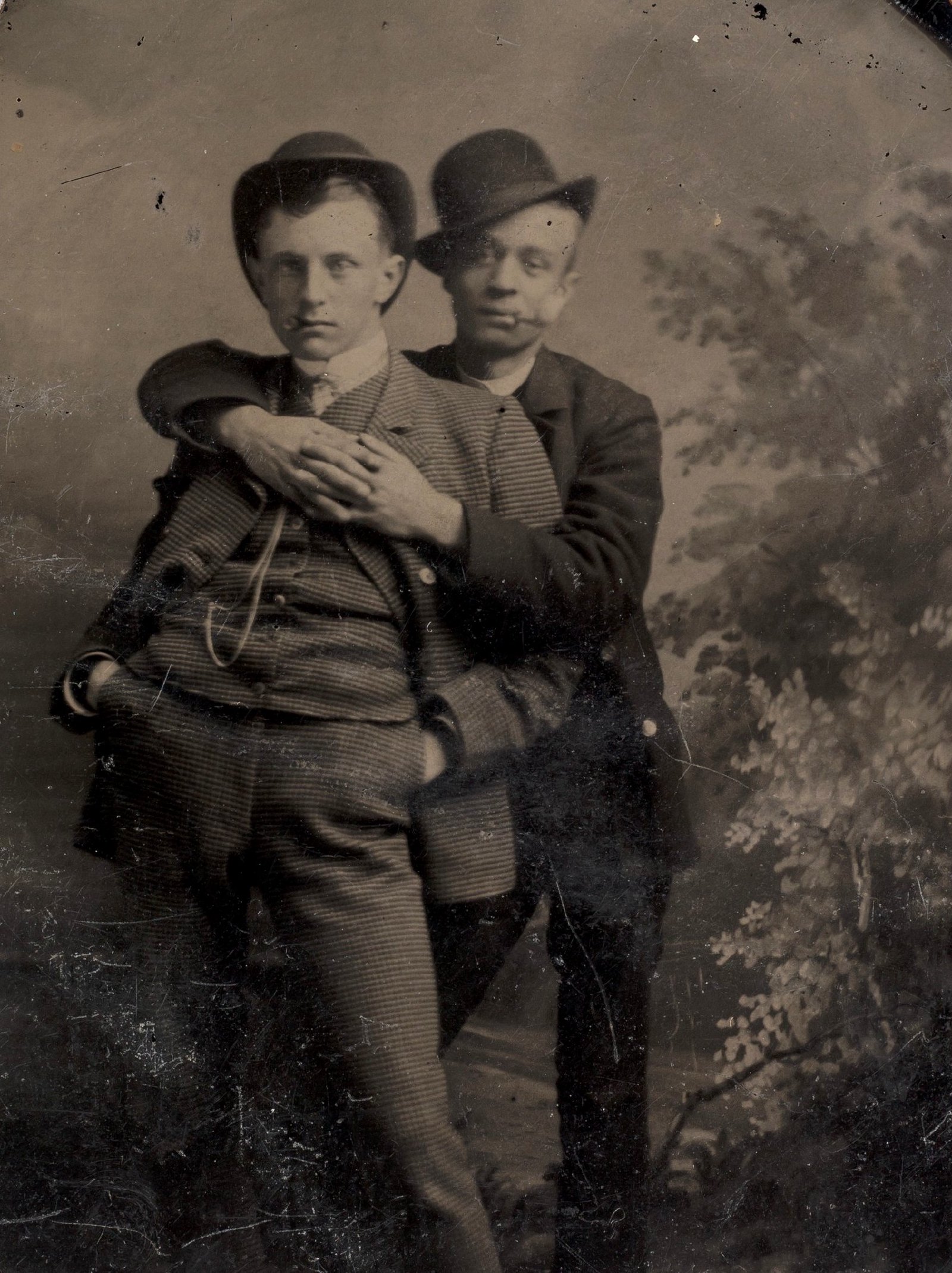 Dois jovens, um abraçando o outro; ferrotipia de autor desconhecido, década de 1880