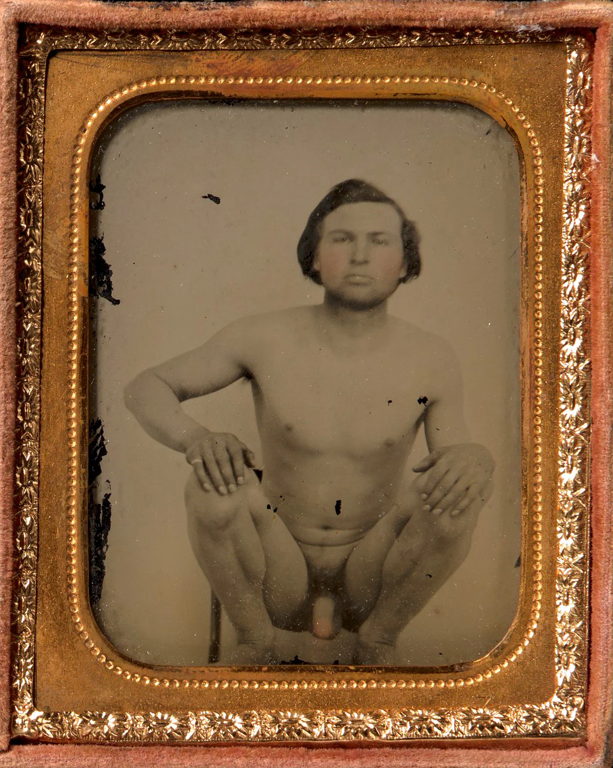 Обнажённый мужчина, сидящий на корточках на стуле; амбротипная фотография неизвестного автора, 1850–1860-е годы