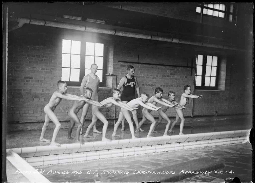 Уроки плавания в бассейне YMCA, 1915 год, Wikimedia