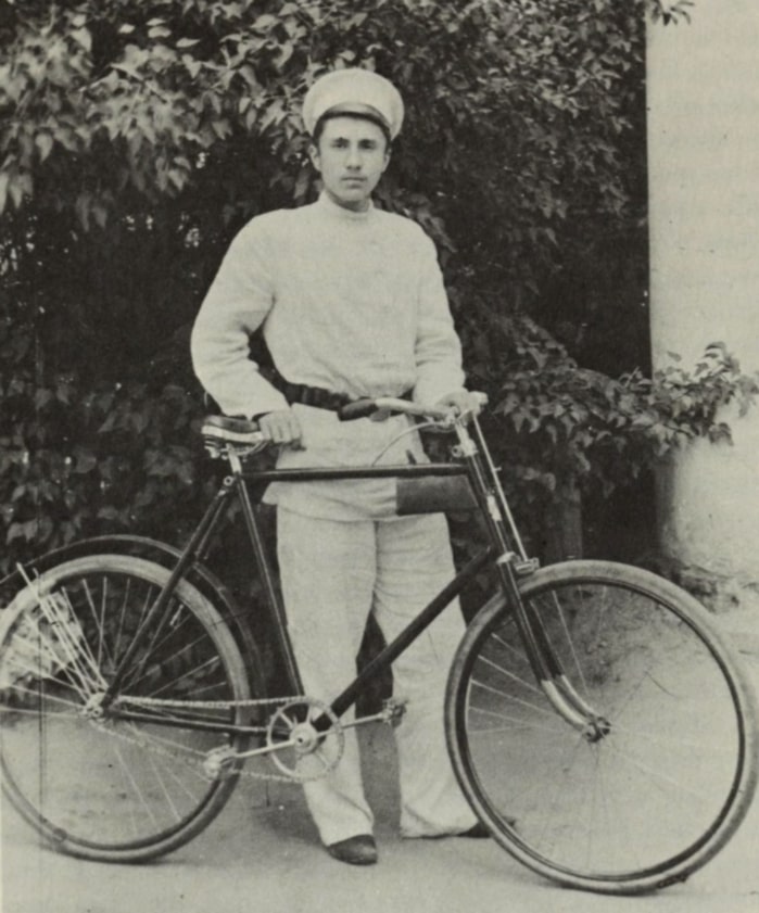 El joven ciclista Andréi Avinoff