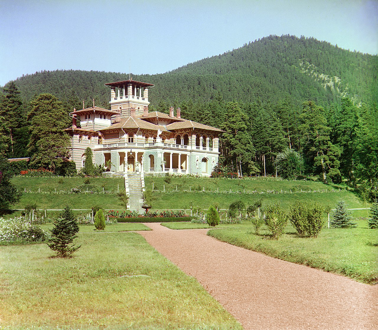 Prokudin-Gorski, S. M. «Vista del palacio [de Nicolás Mijáilovich] Likani desde el río Kurá en Borjomi». 1905–1915.