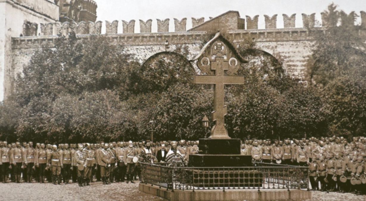 La cruz conmemorativa en el lugar de la explosión
