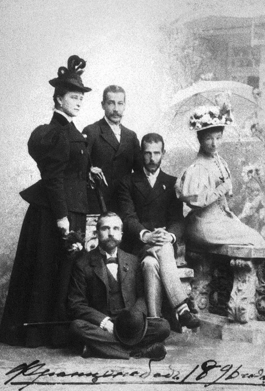 Елизавета, Сергей Александрович, княжна Лобанова, адъютанты Владимир Гадон (стоит) и Константин Балясный (сидит)
