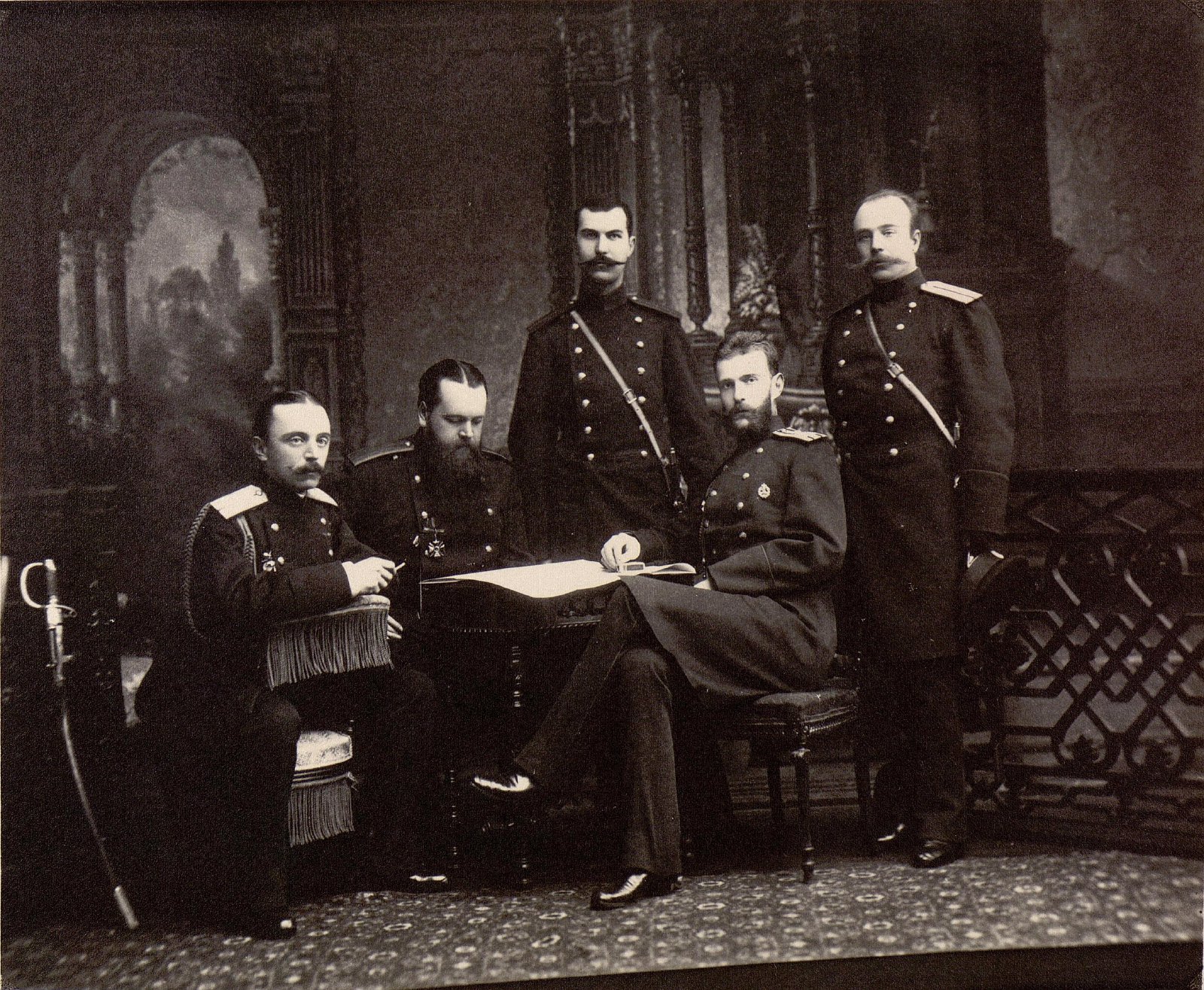 Un grupo del comandante del batallón con los comandantes de compañía, con Serguéi Aleksándrovich. 1887